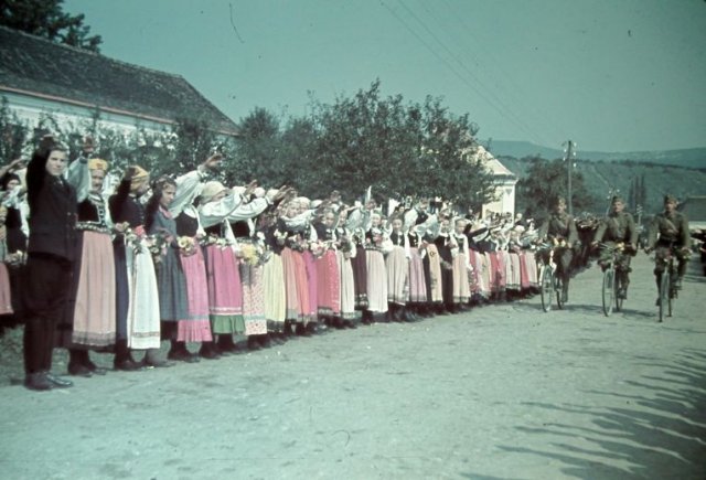 Helyiek ünneplik a bevonuló magyar honvédeket- Észak- Erdély, 1940 (Forrás: Fortepan)
